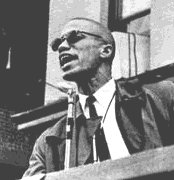 Malcolm X in un comizio ad Harlem