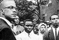 Malcolm X con Louis Farrakhan a destra
