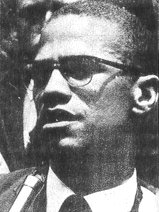 Malcolm X in uno dei momenti della sua viata pastorale nelle strade di Harlem